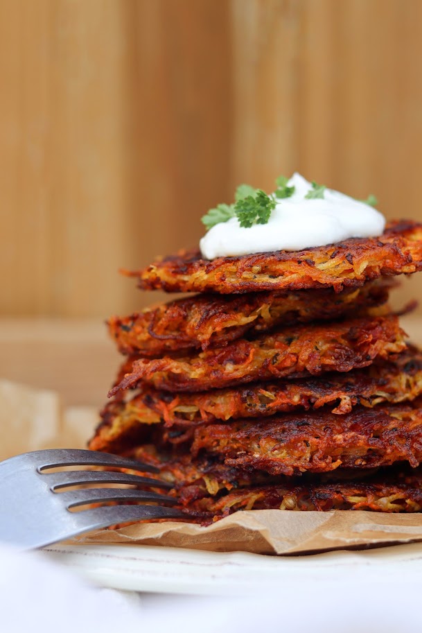 Pile de galettes à base de pommes de terre, carottes et chorizo