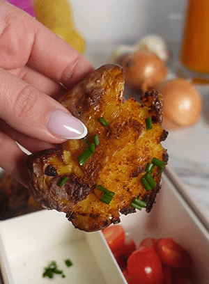 photo d'une smashed potatoes aux fines herbes